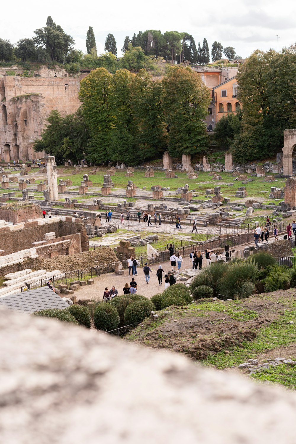 un groupe de personnes se promenant dans un cimetière