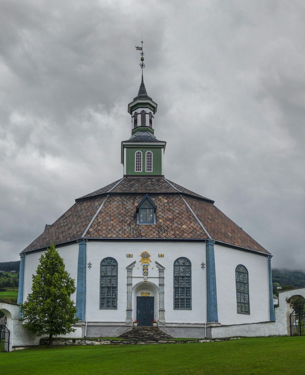 una iglesia con campanario en un día nublado