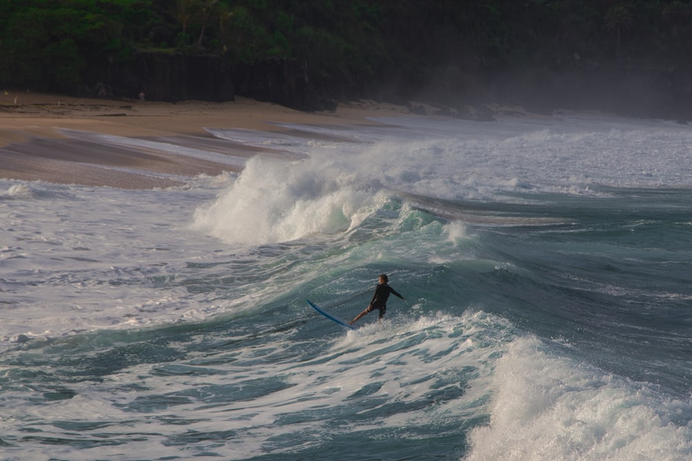 um homem surfando uma onda em cima de uma prancha de surf
