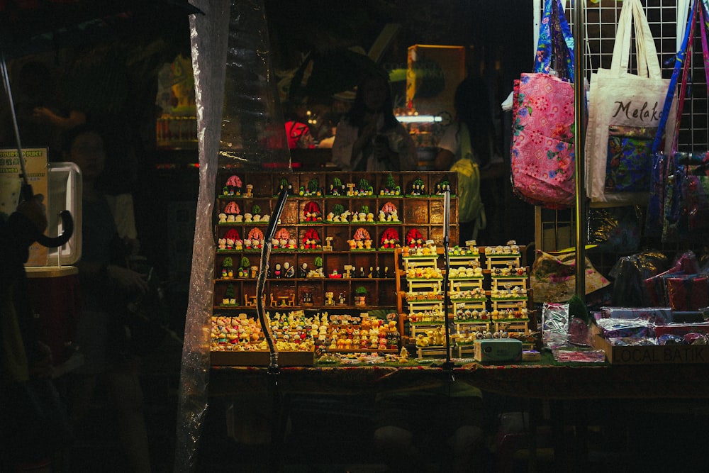 um mercado com muita comida em exposição