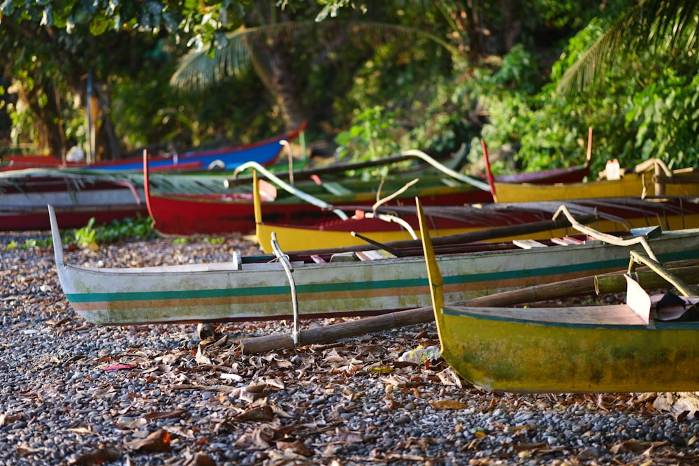a bunch of boats that are sitting on the ground