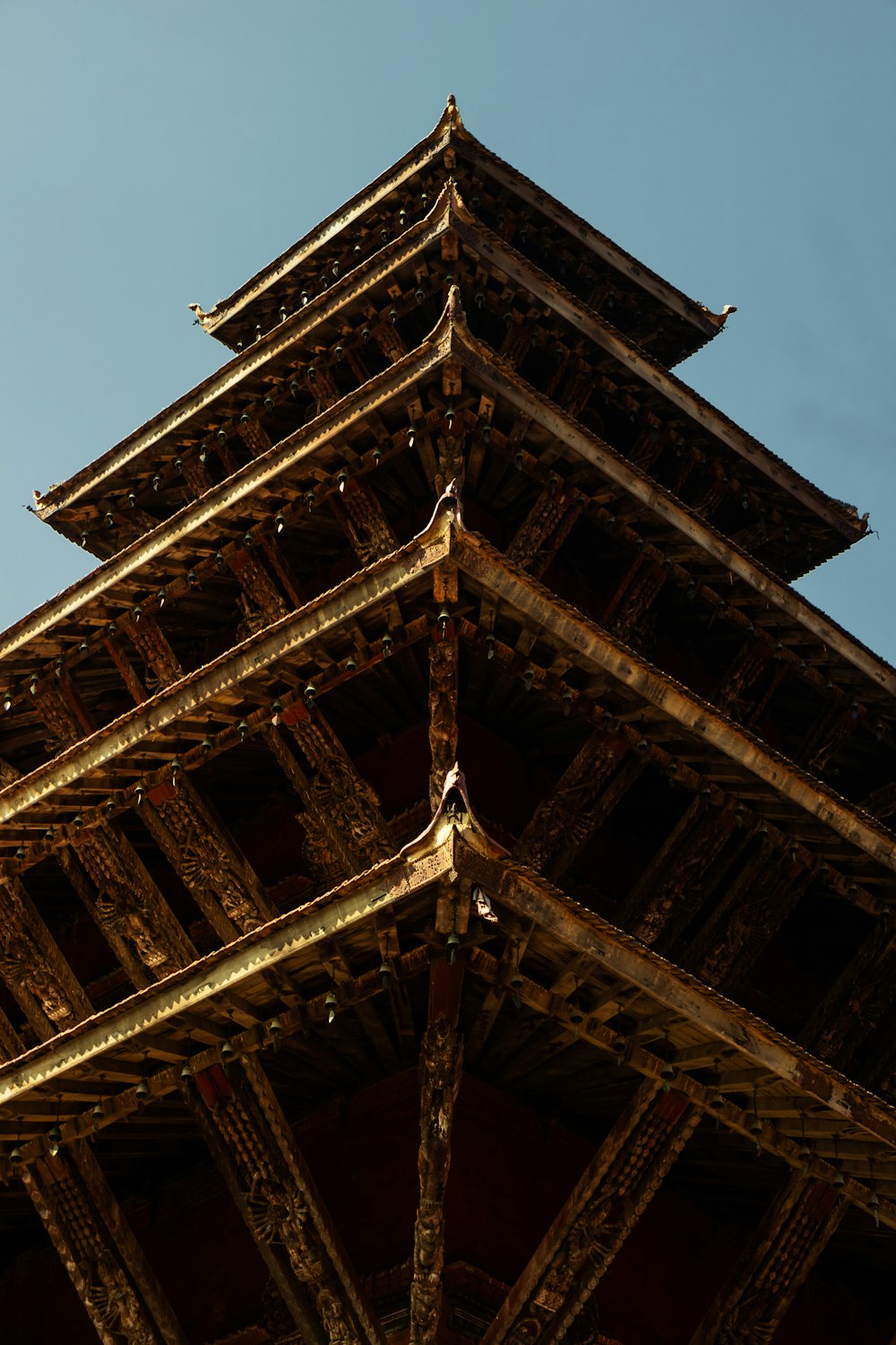 una torre alta con un reloj en la parte superior