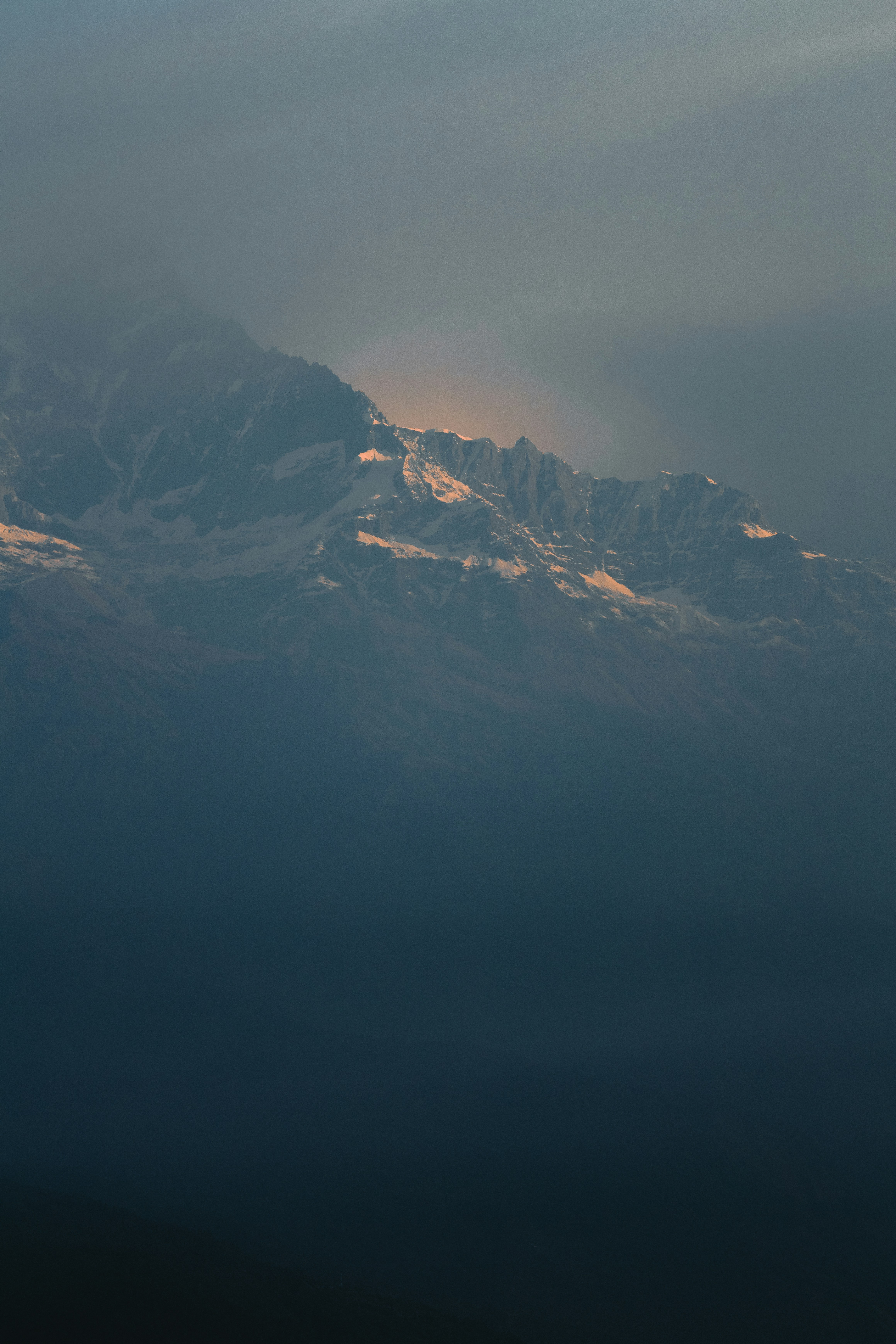 Una vista di una catena montuosa da un aeroplano