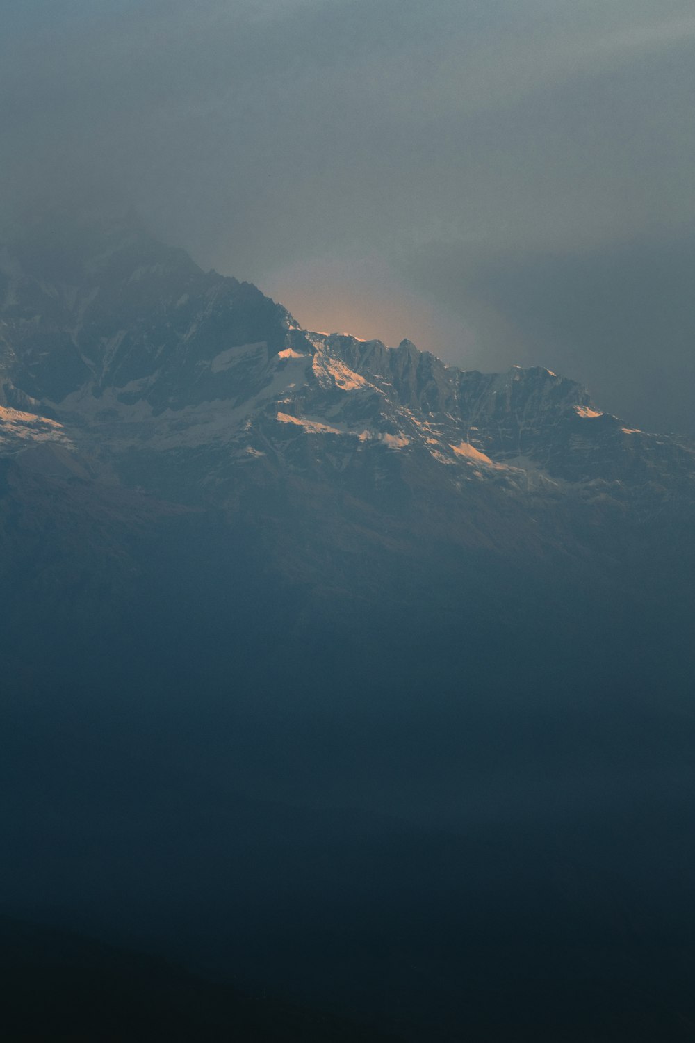 Blick auf eine Bergkette aus dem Flugzeug