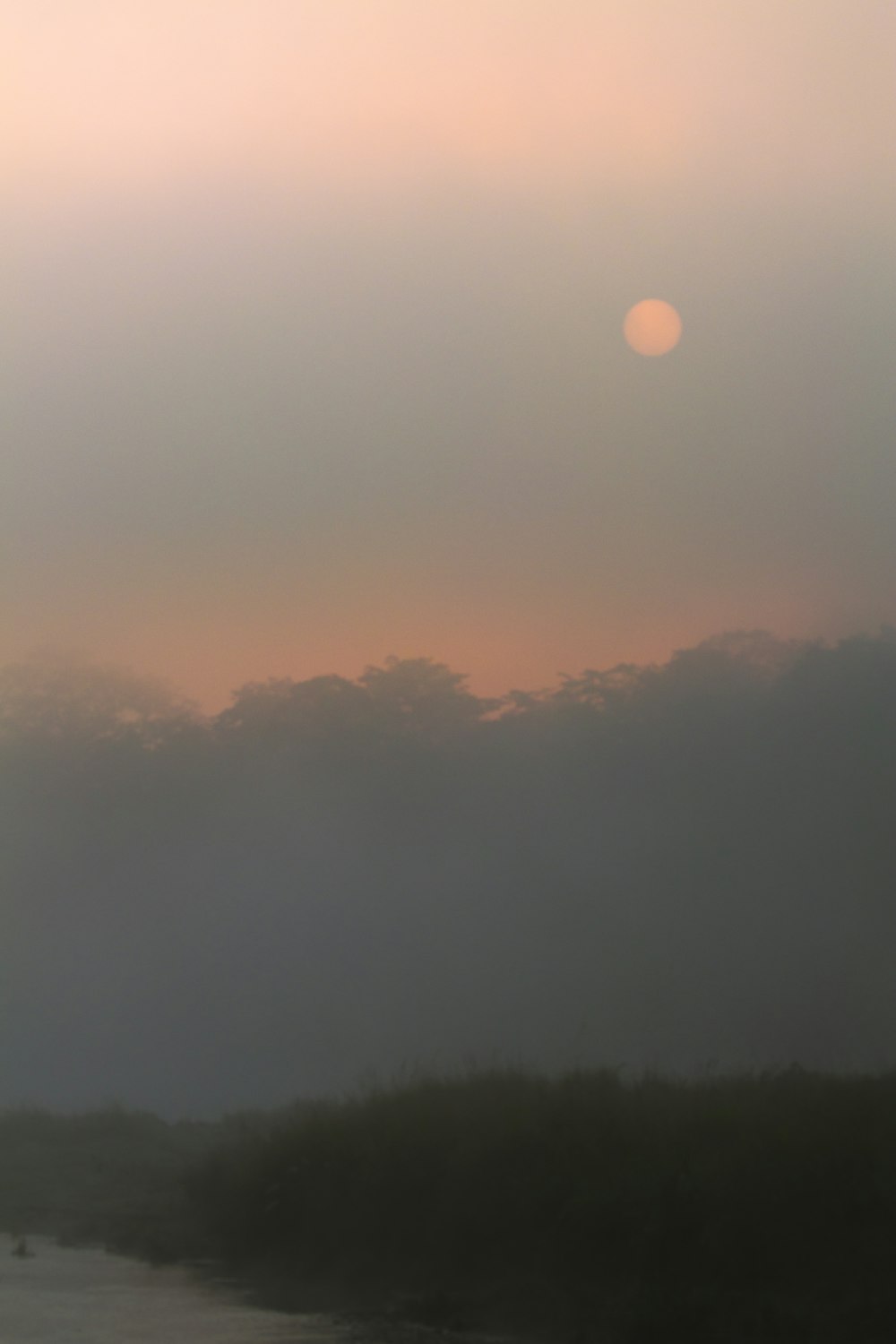 太陽が水域に沈んでいる