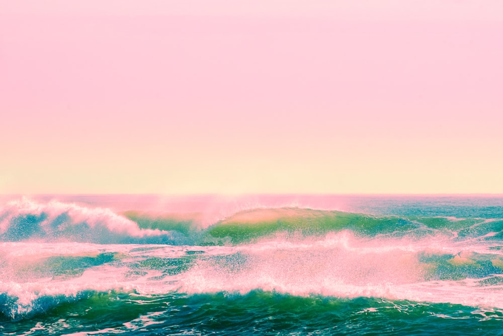 eine Person, die auf einem Surfbrett auf einer Welle im Ozean reitet