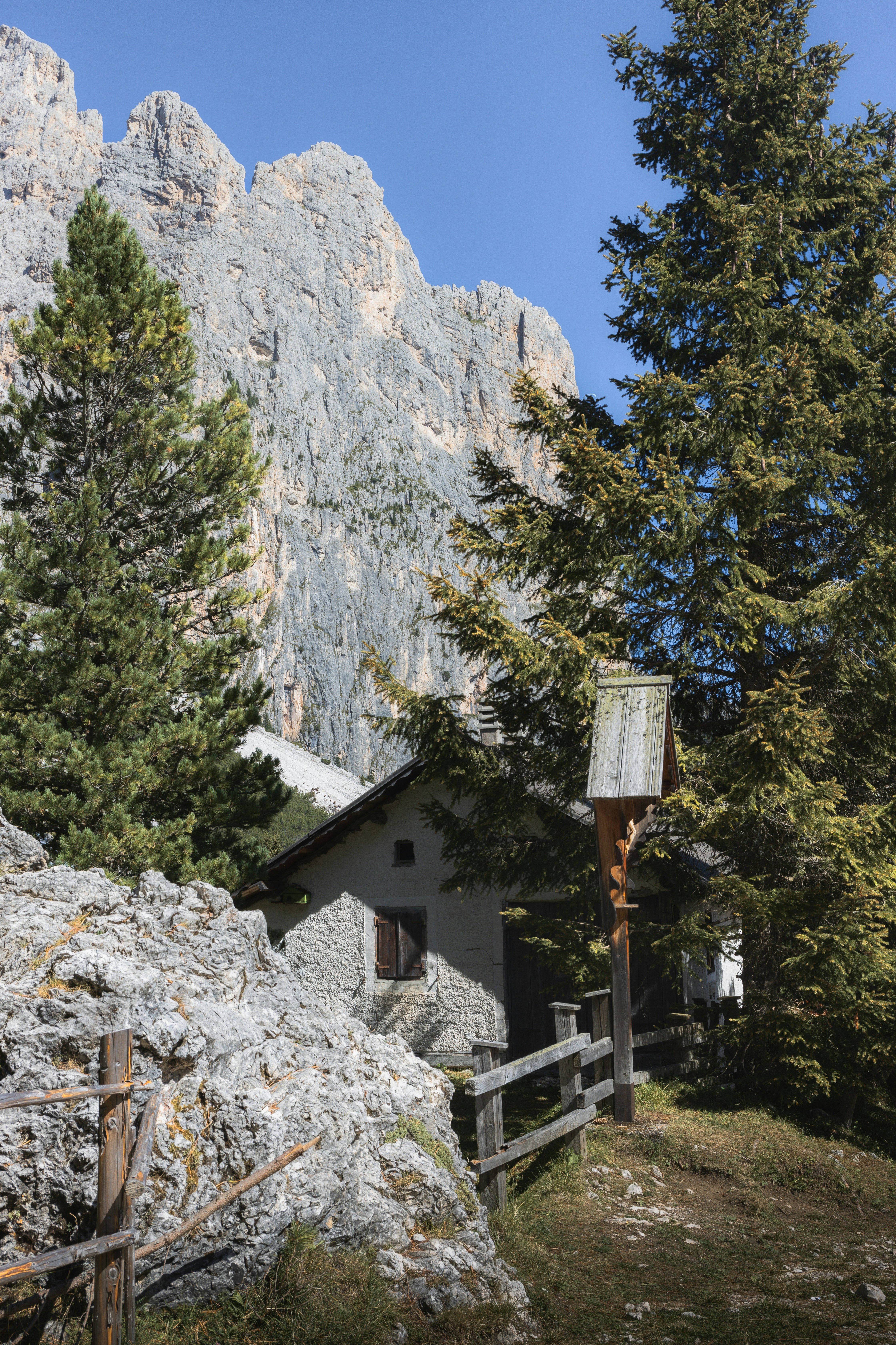 a house in the mountains surrounded by trees