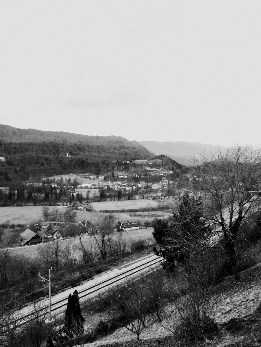 Ein Schwarz-Weiß-Foto einer ländlichen Gegend