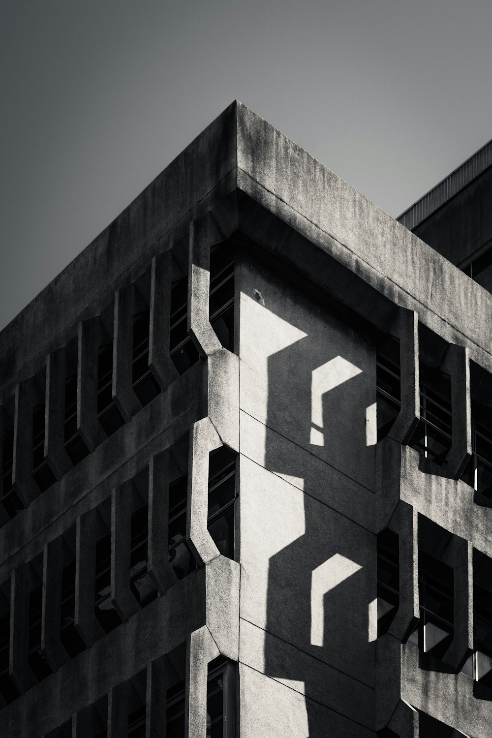 a black and white photo of a building