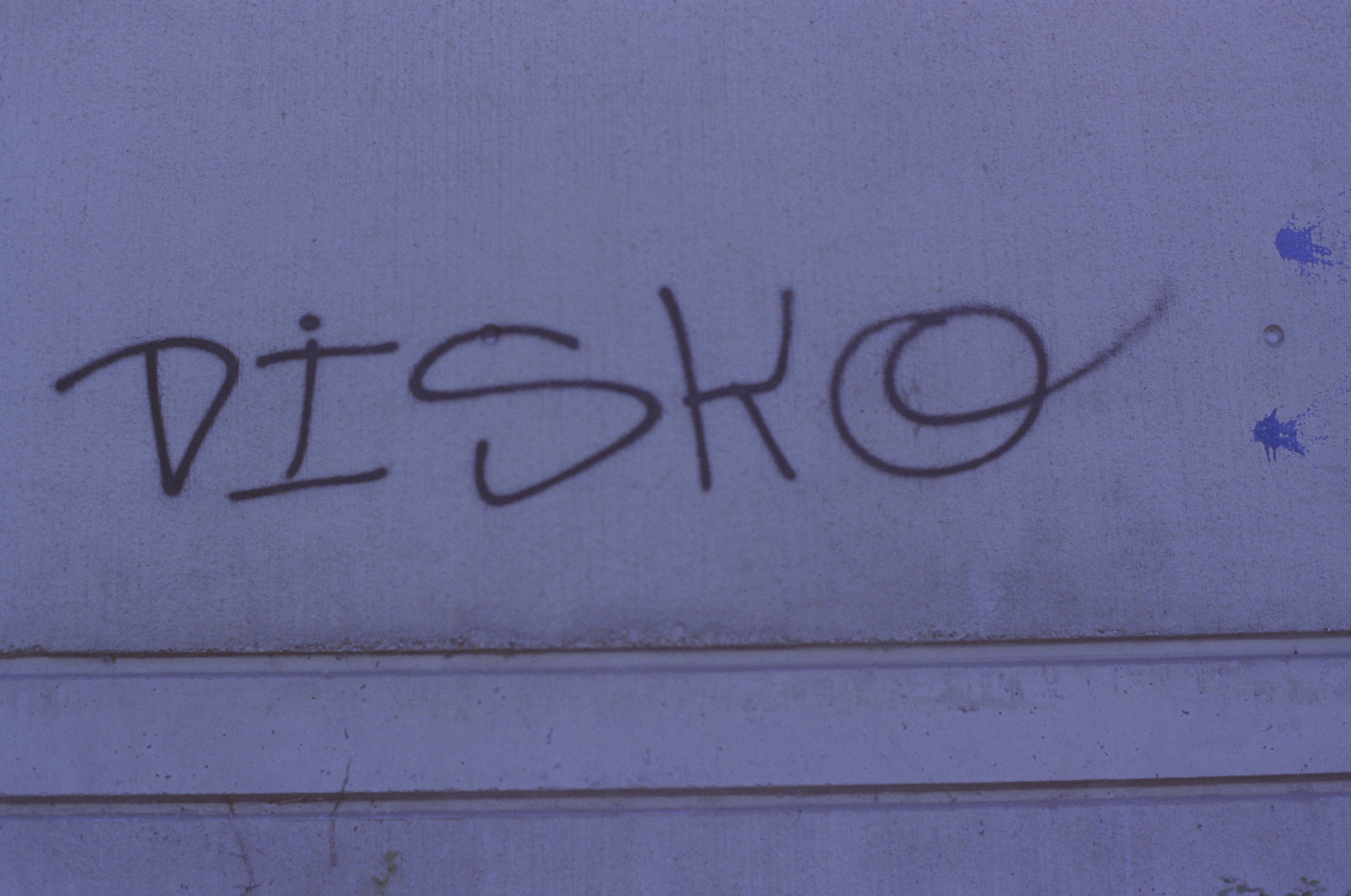DISKO – Urban street art graffiti. Leica R7 (1994), Summilux-R 1.4 50mm (1983). Hi-Res analog scan by www.urbanfilmlab.com – Kodak Elite Chrome 100 (expired 2004)