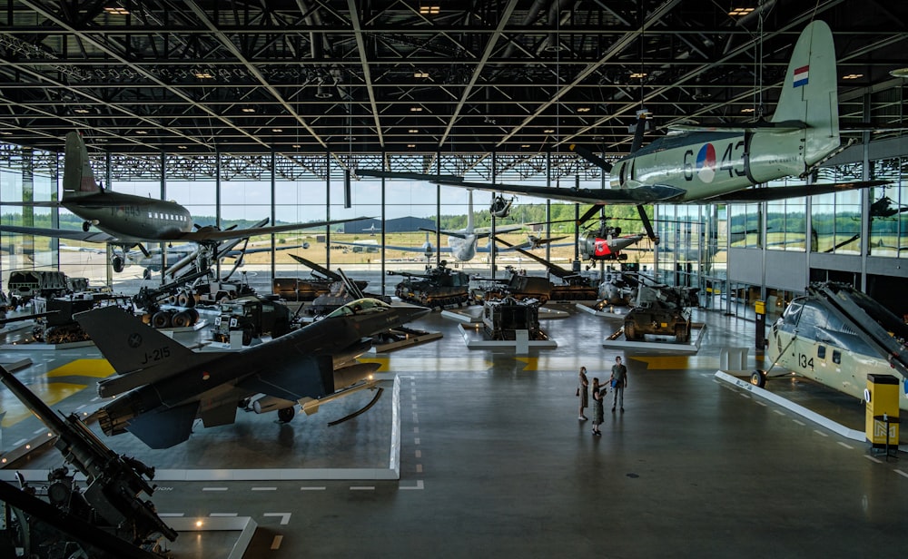 Un hangar rempli de nombreux types d’avions différents