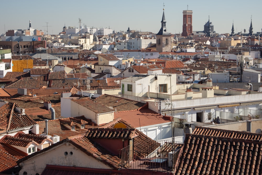 Blick auf eine Stadt mit Dächern und hohen Gebäuden