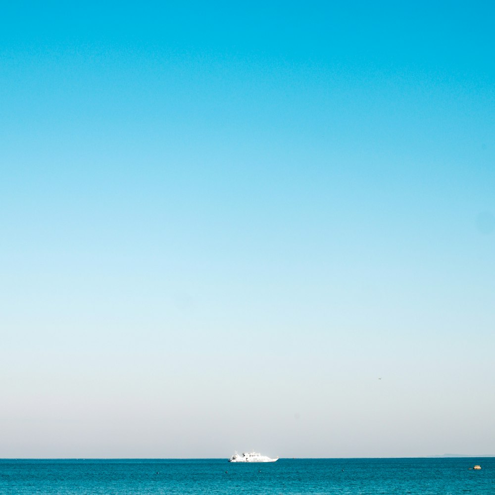 Ein Boot ist an einem klaren Tag auf dem Meer