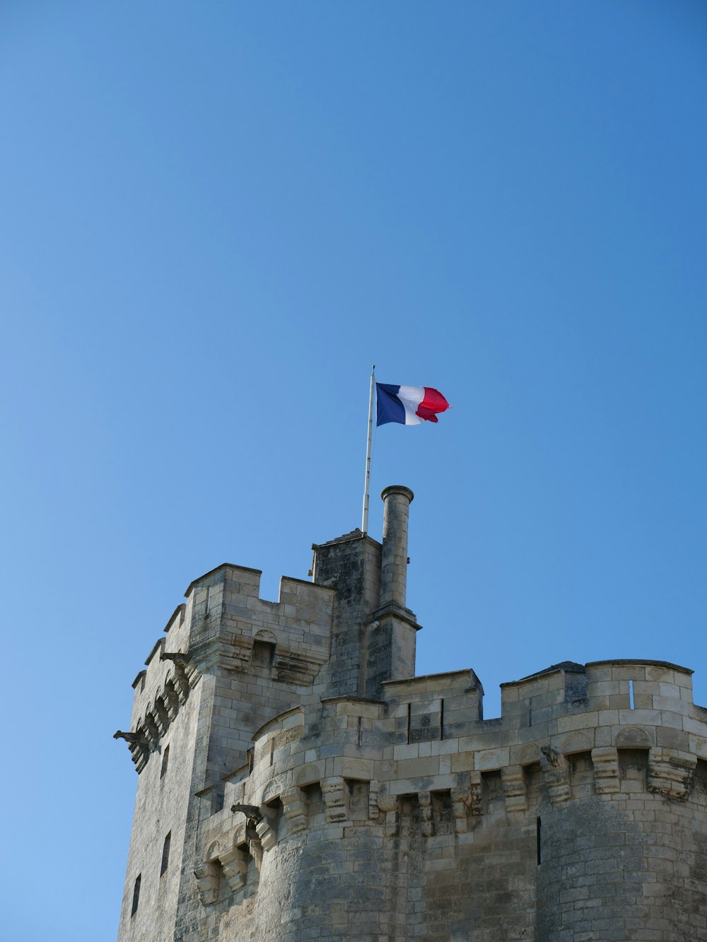 성 위에 깃발이 휘날리고 있습니다.