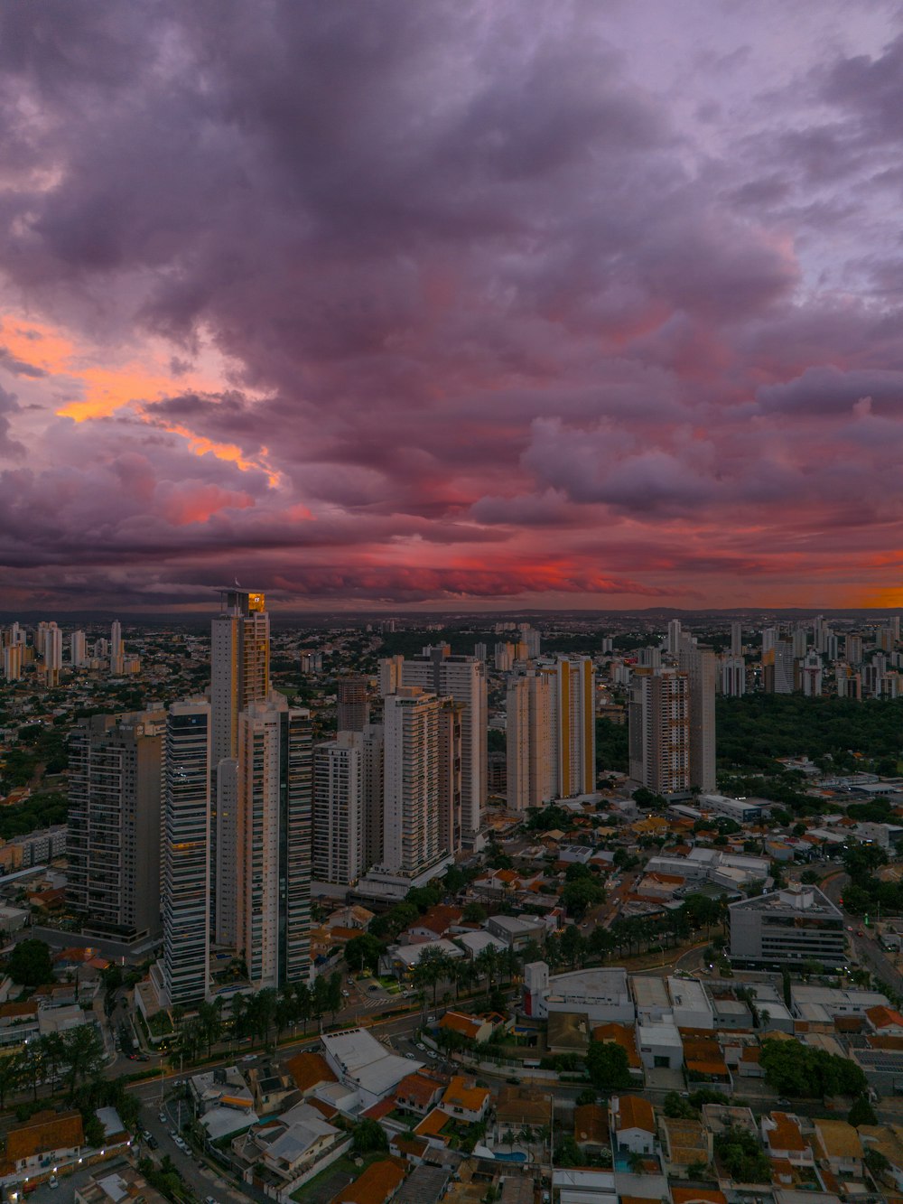 Una ciudad con edificios altos bajo un cielo nublado