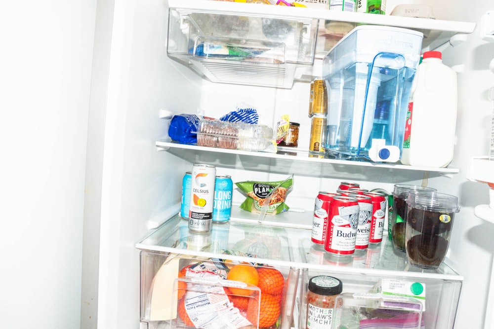 uma geladeira cheia de comida e bebidas