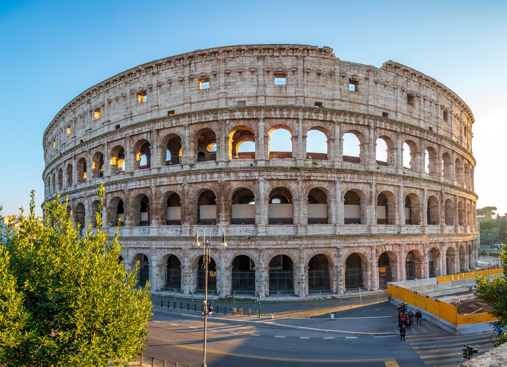 un grande edificio con molte finestre in cima