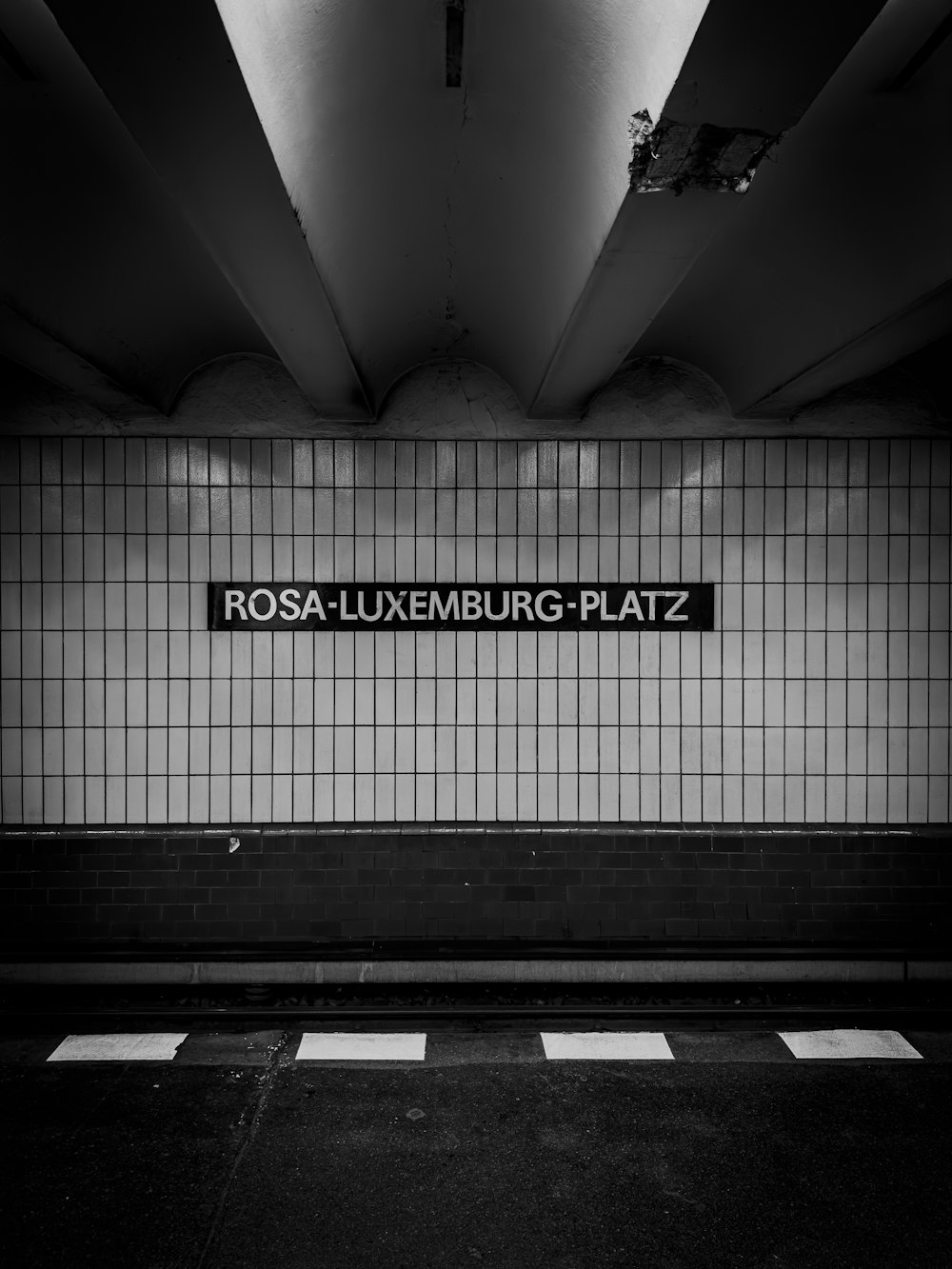 ein Schwarz-Weiß-Foto einer U-Bahn-Station