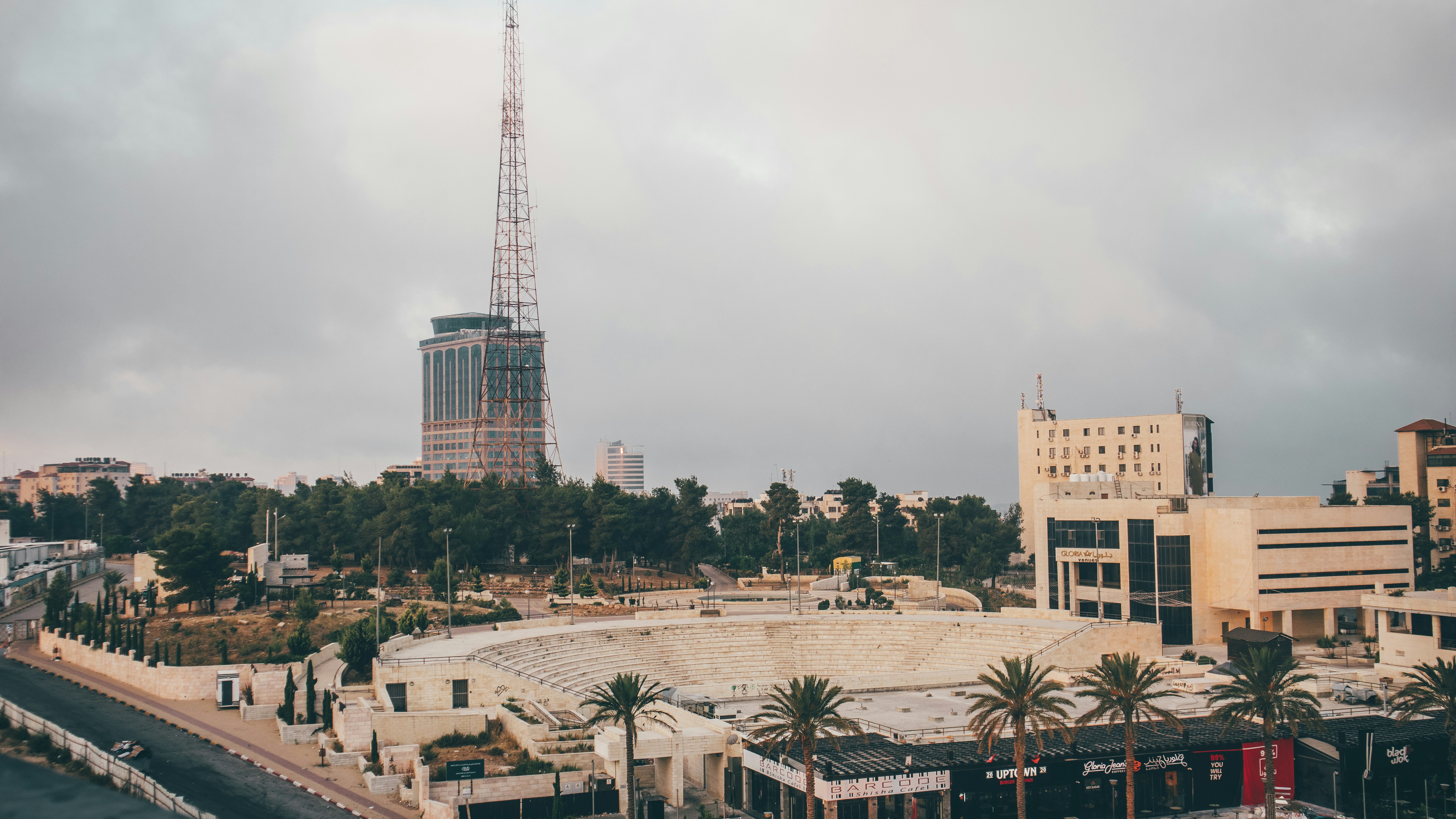 Blick auf eine Stadt mit einem sehr hohen Gebäude im Hintergrund