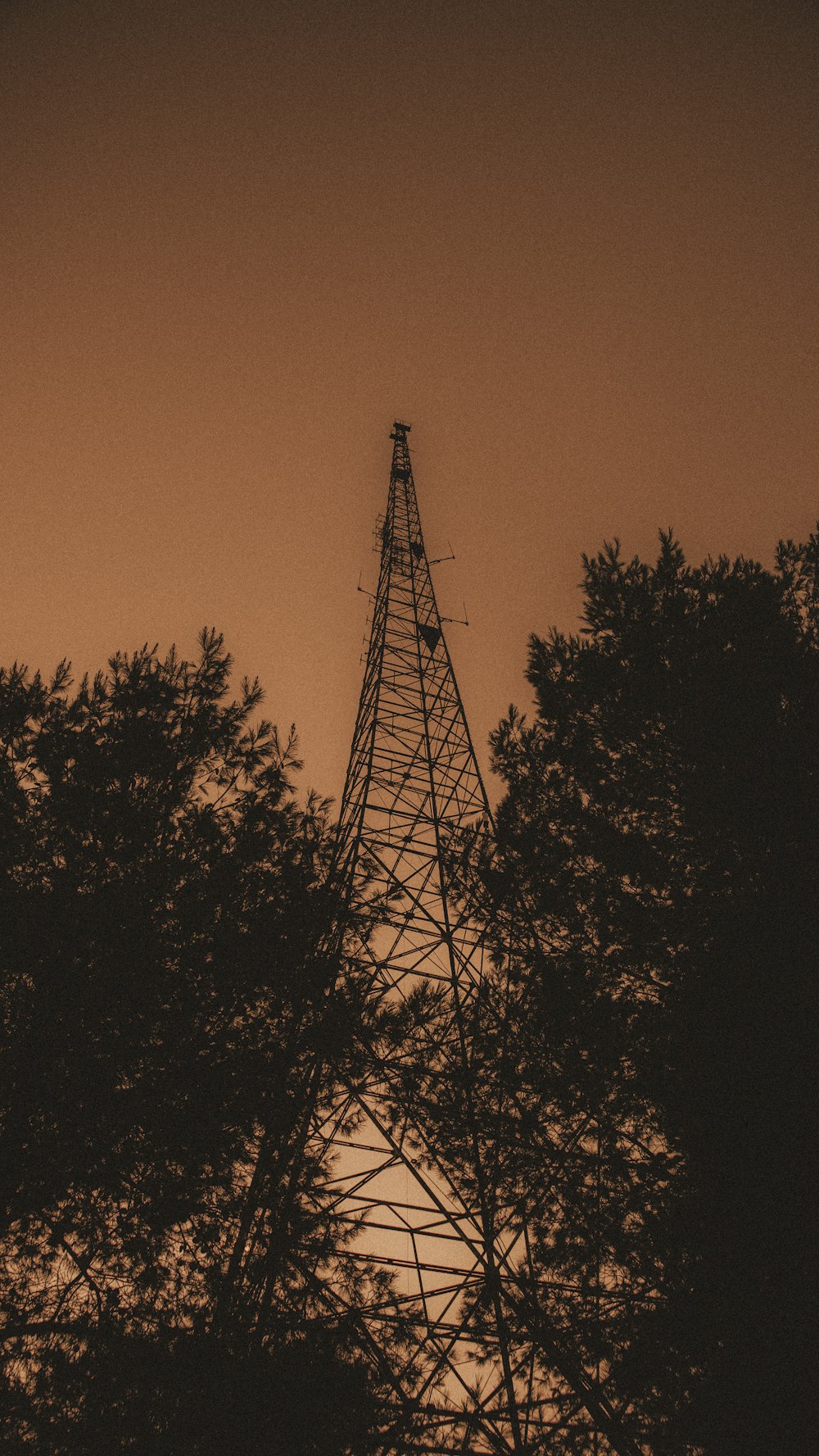 una torre alta con una antena de radio en la parte superior