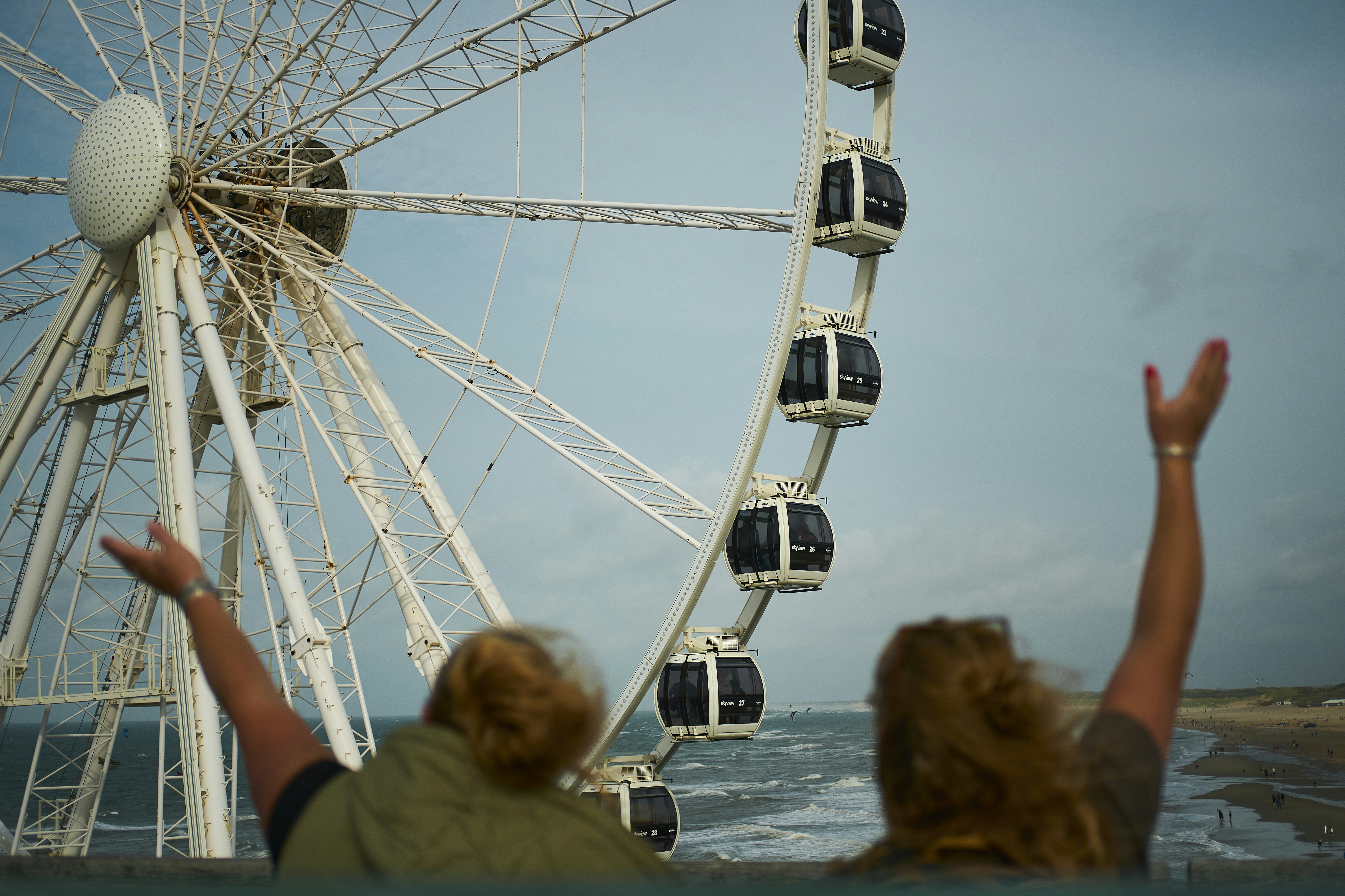 Una ruota panoramica con la gente che la guarda