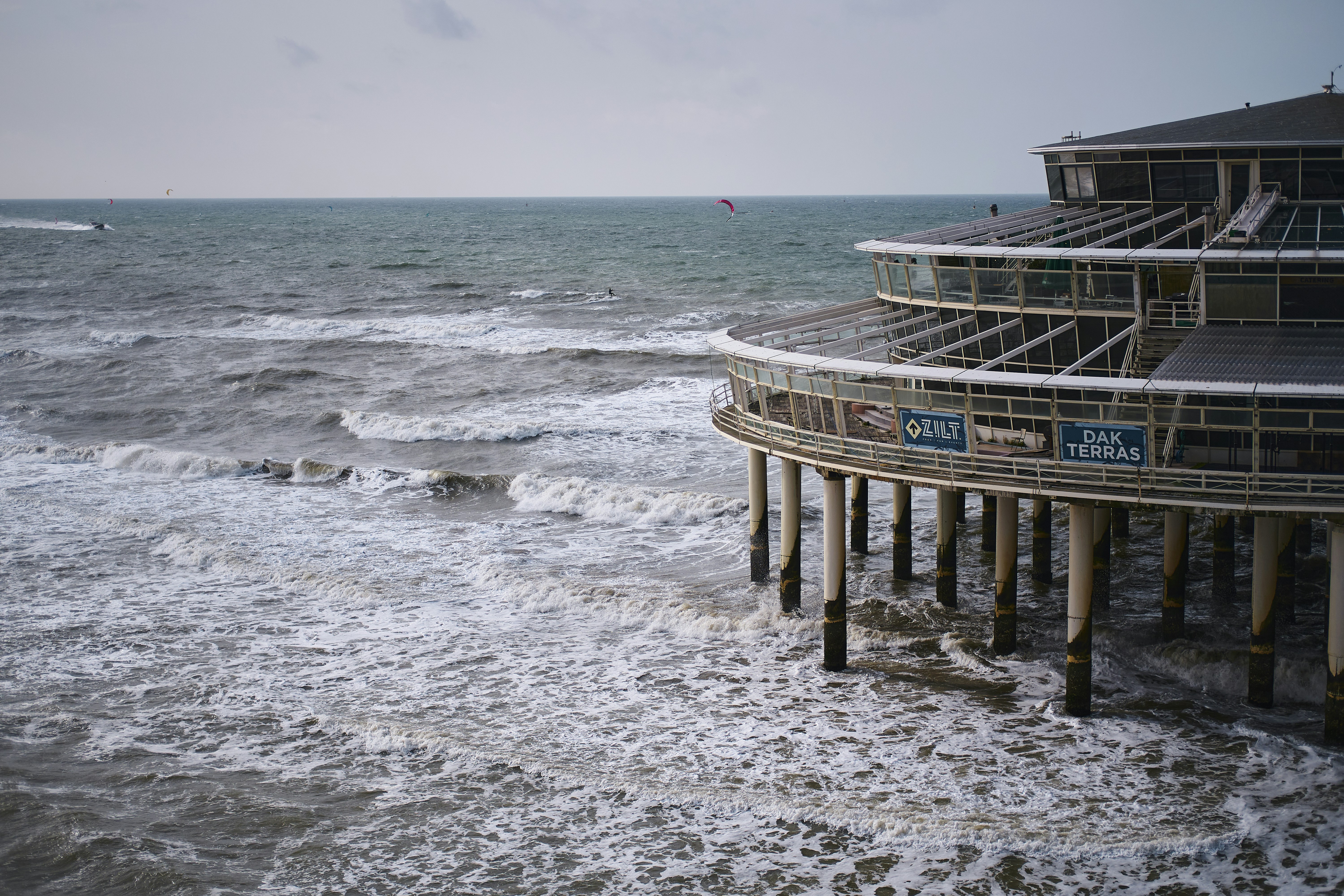 Una vista sull'oceano da un molo