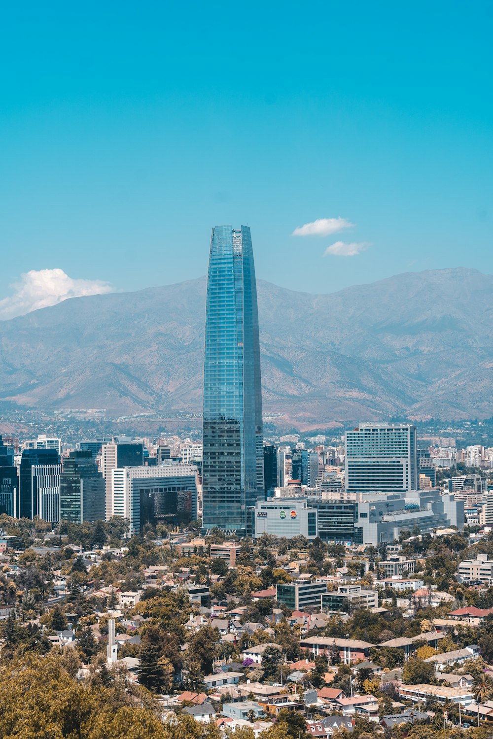 uma vista de uma cidade com montanhas ao fundo