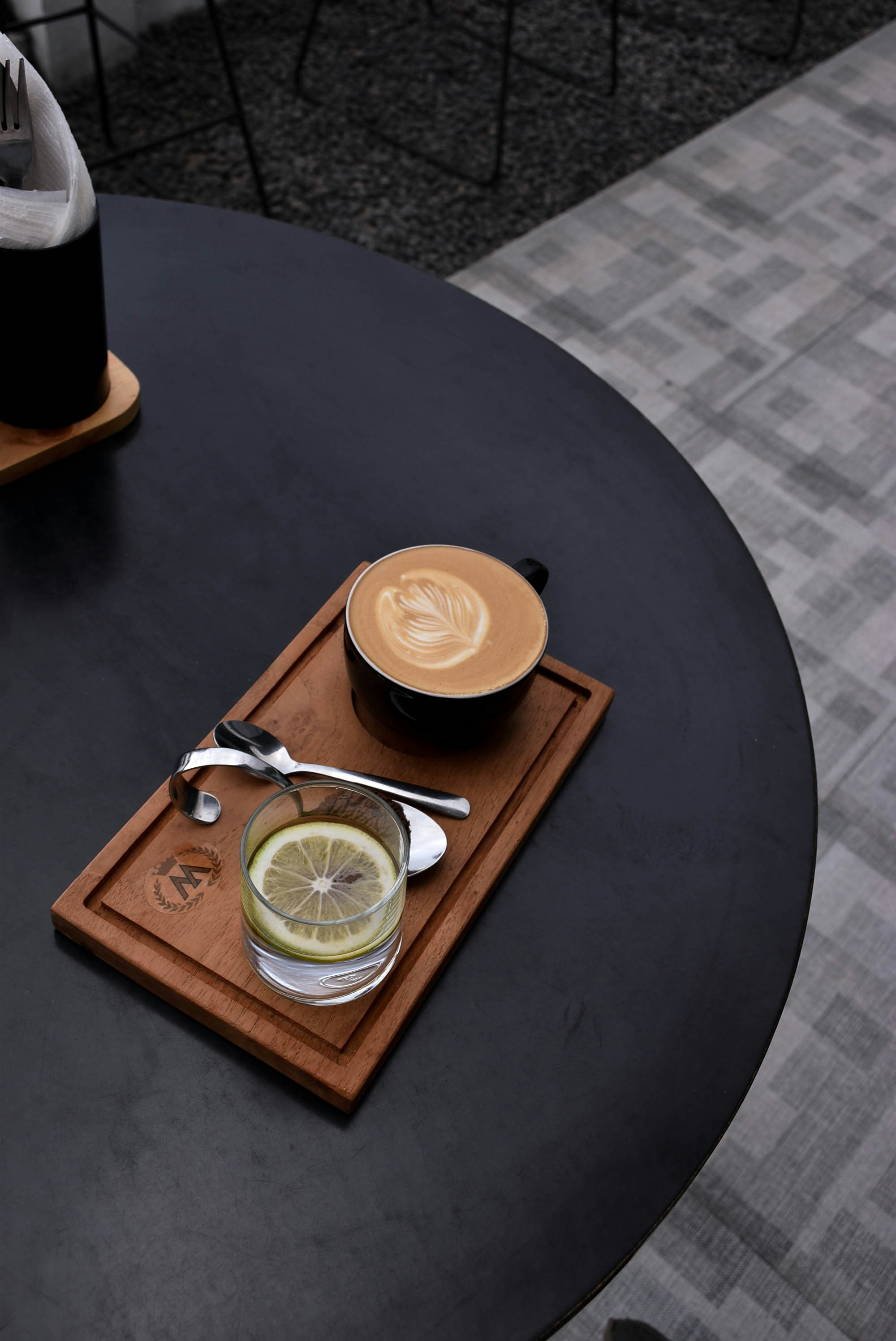 uma mesa com um prato de comida e uma xícara de café