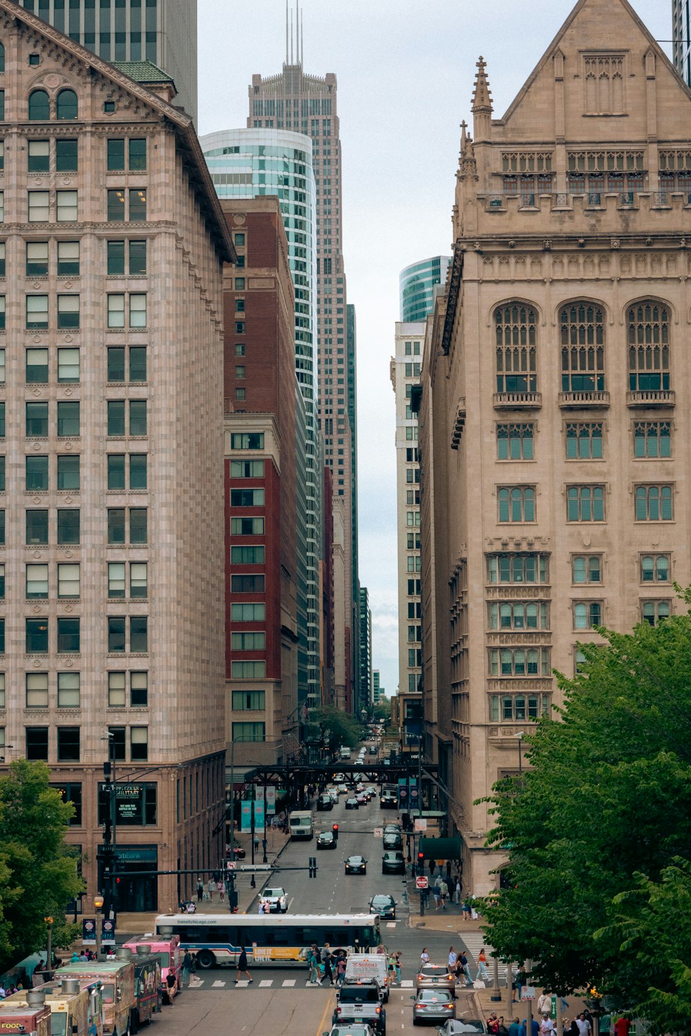 Una calle de la ciudad llena de muchos edificios altos