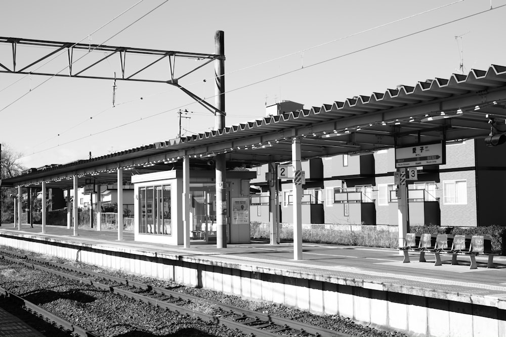 uma foto em preto e branco de uma estação de trem