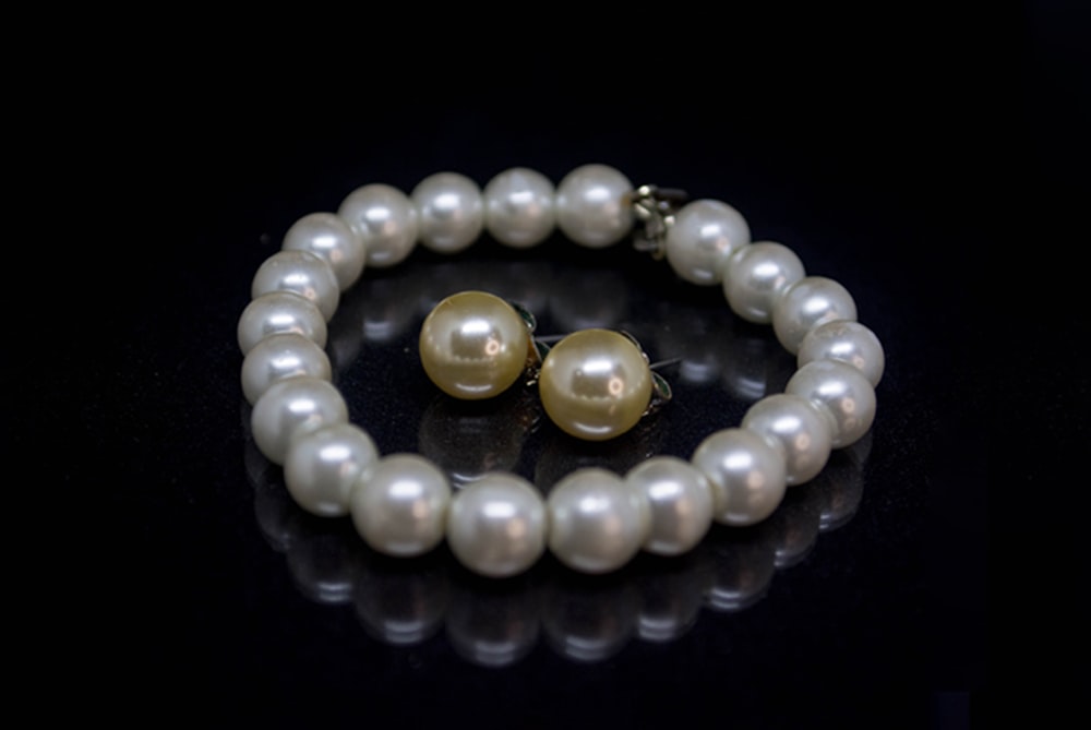 a pair of white pearls and a gold clasp