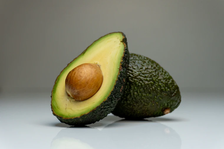 Palta cortada por la mitad