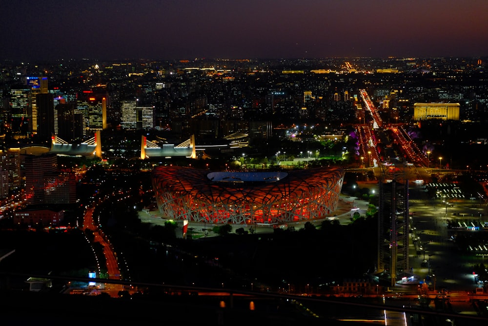 Una vista aérea de una ciudad por la noche