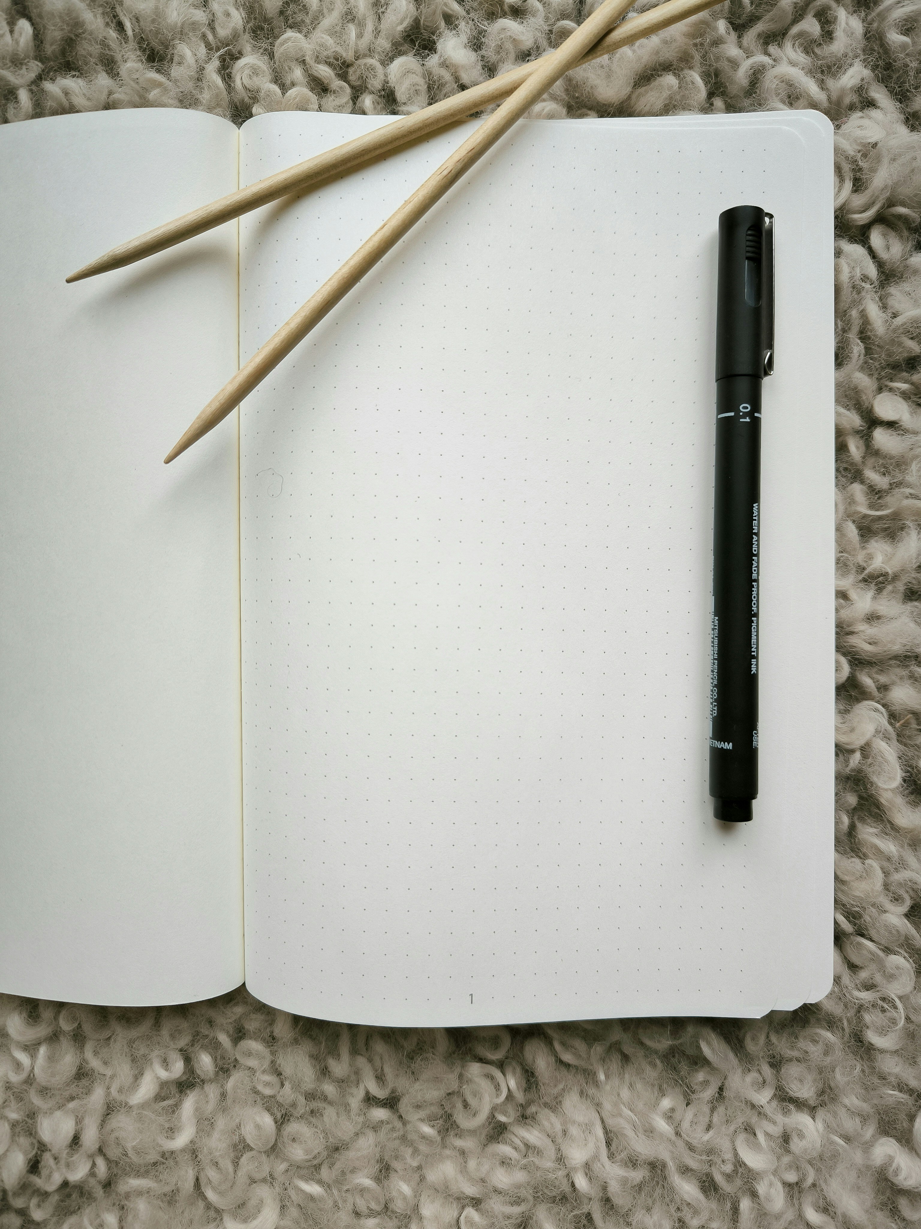 Photo 1704966029445 82c499aff85e?ixid=M3w0MzUxNjF8MHwxfHNlYXJjaHw0fHxtaW5pbWFsaXN0aWMlMjBoYWJpdHN8ZW58MHx8fHwxNzYwNTIyNjIyfDA&ixlib=rb 4.1