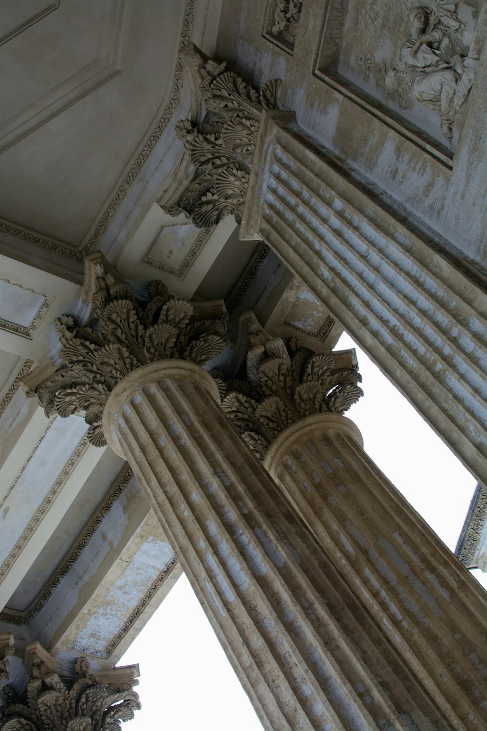 Una columna en un edificio con un cielo al fondo