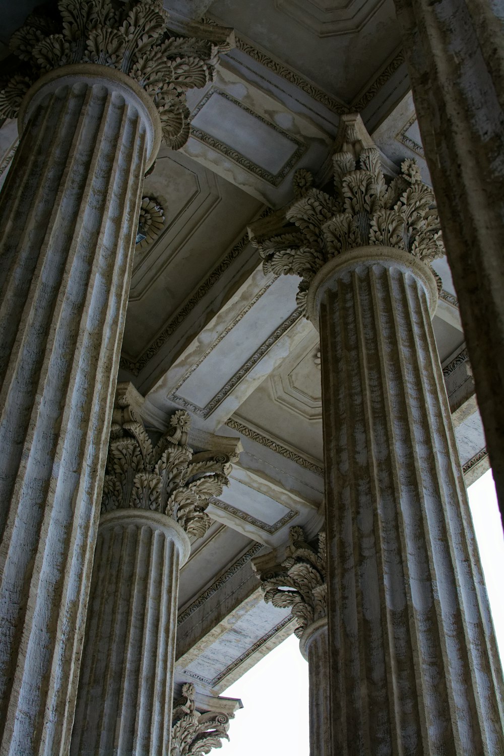 Las columnas de un edificio están intrincadamente decoradas