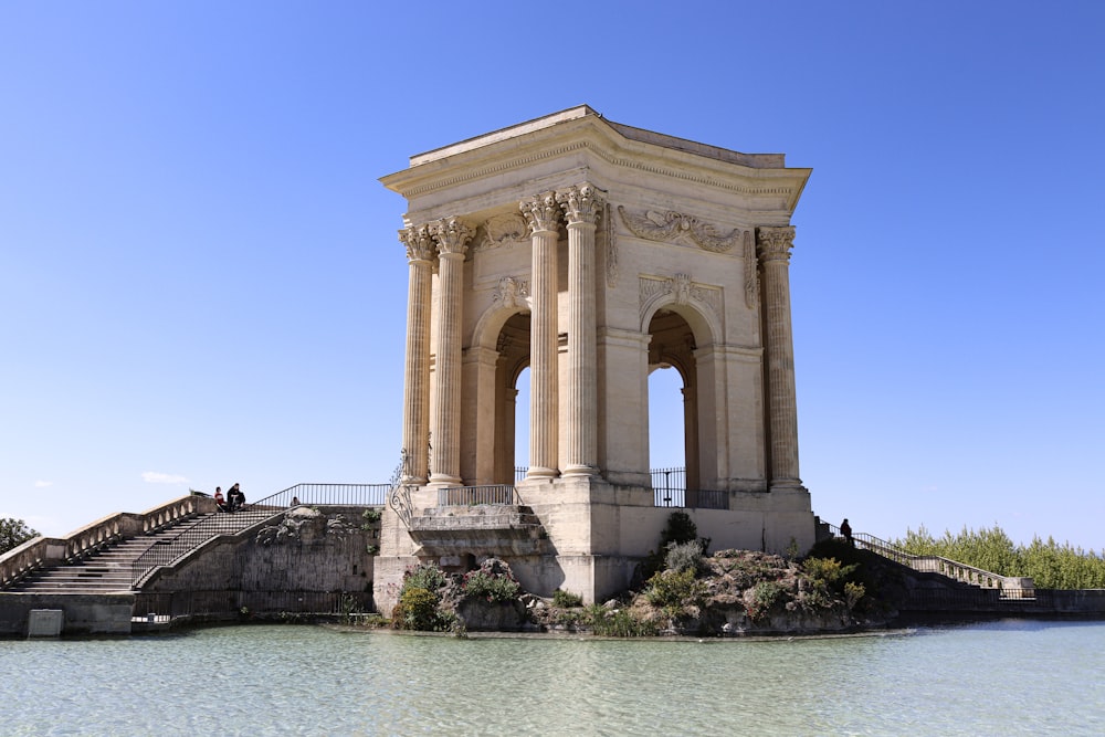 une fontaine d’eau avec des marches qui y mènent