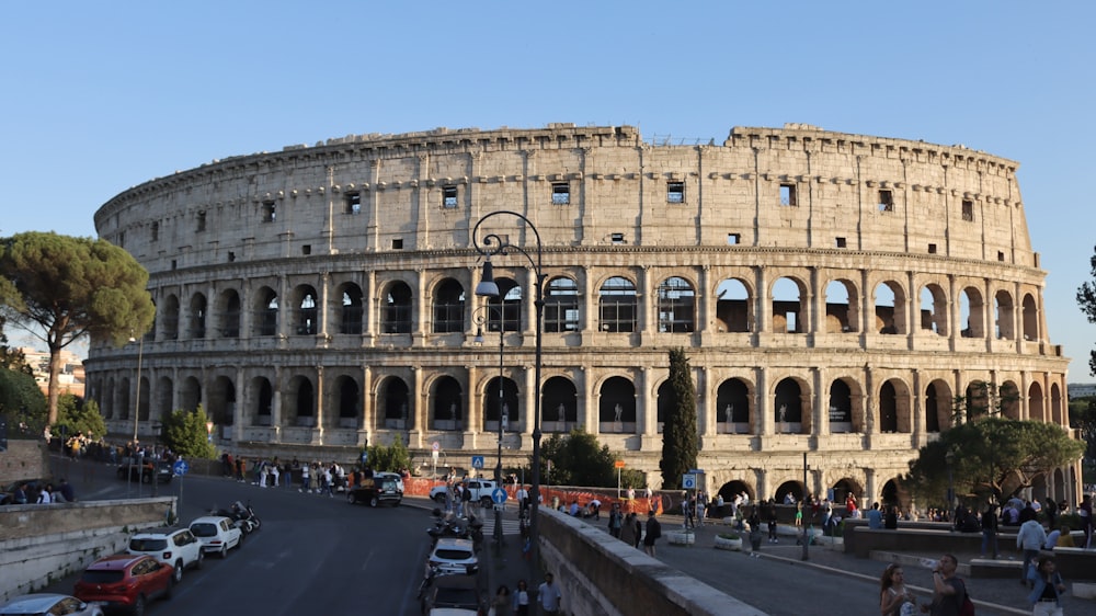 un edificio molto grande con un sacco di persone intorno ad esso