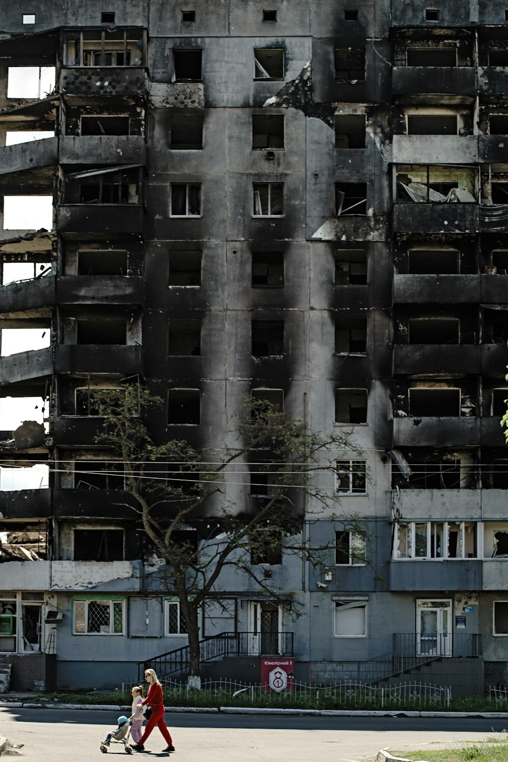 un paio di persone che passano davanti a un edificio alto