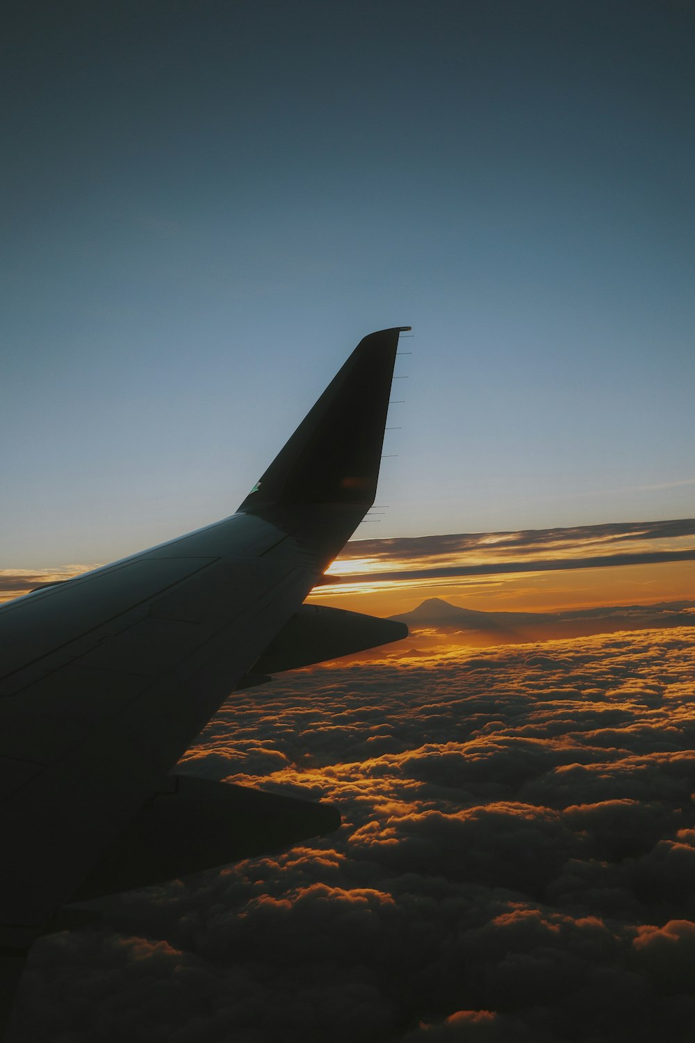 l’aile d’un avion au coucher du soleil