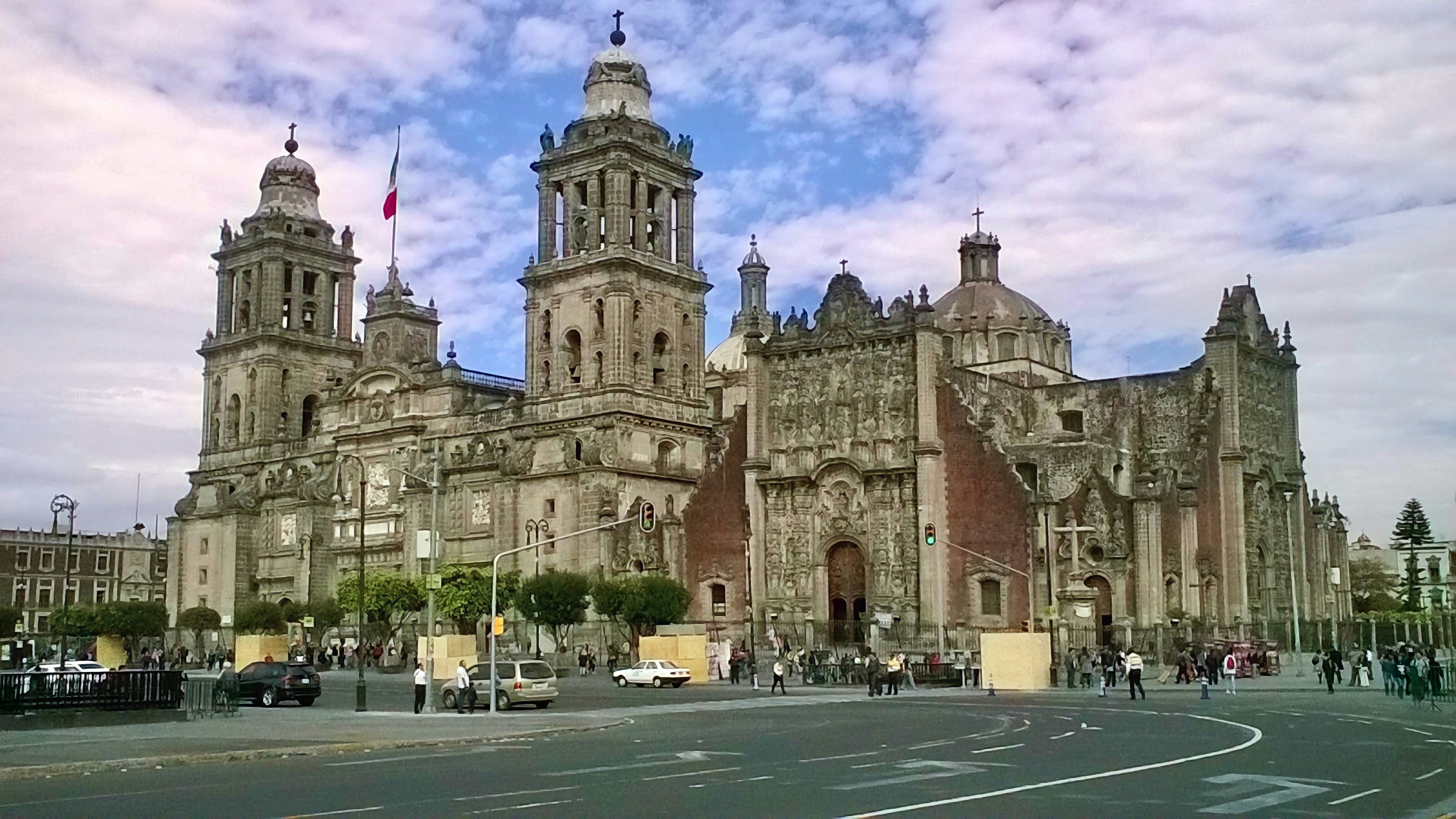 Centro histórico de Ciudad de México con Catedral Metropolitana al fondo, Zócalo bullicioso, cielo azul