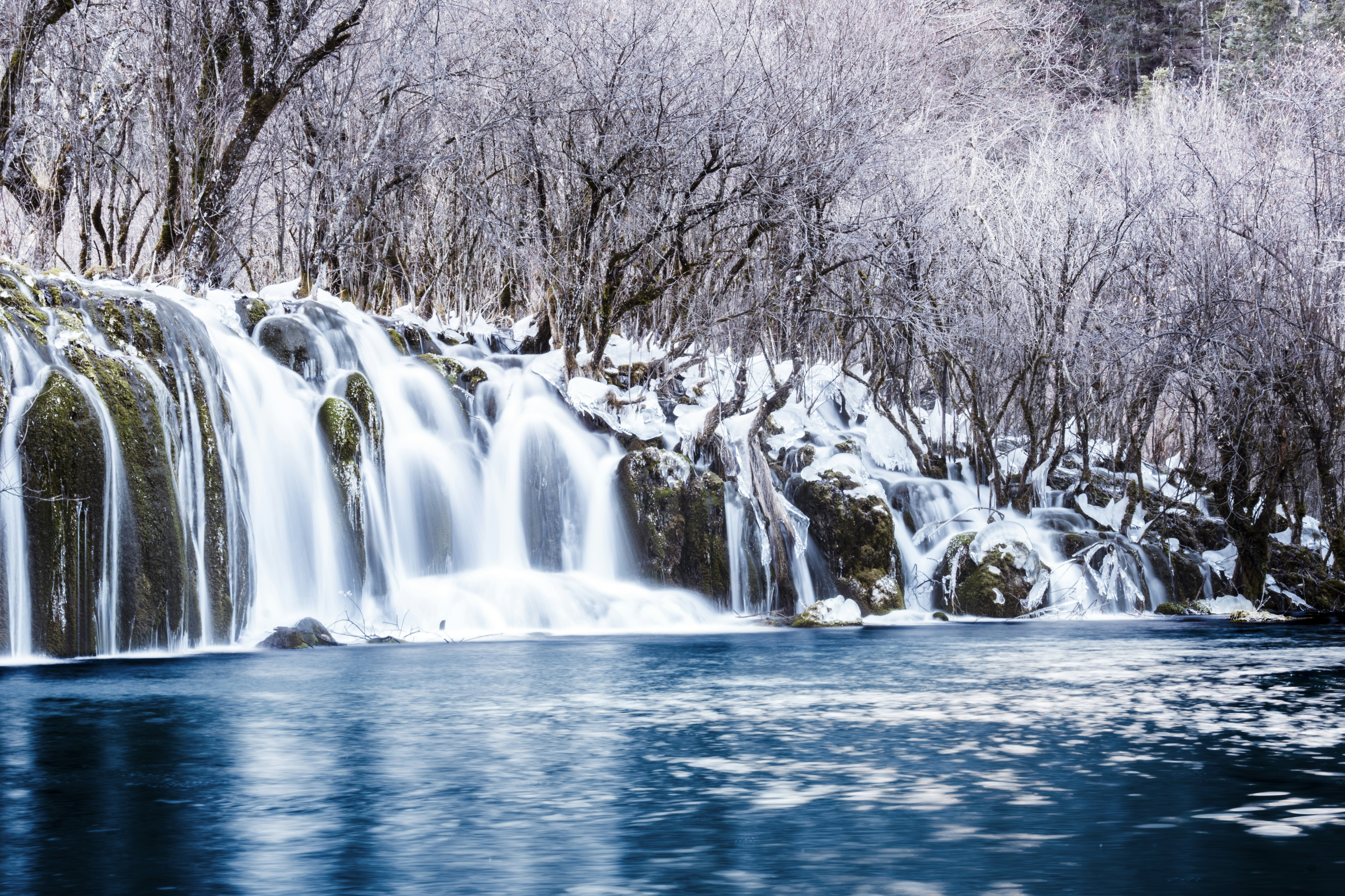 目の前に水域がある大きな滝