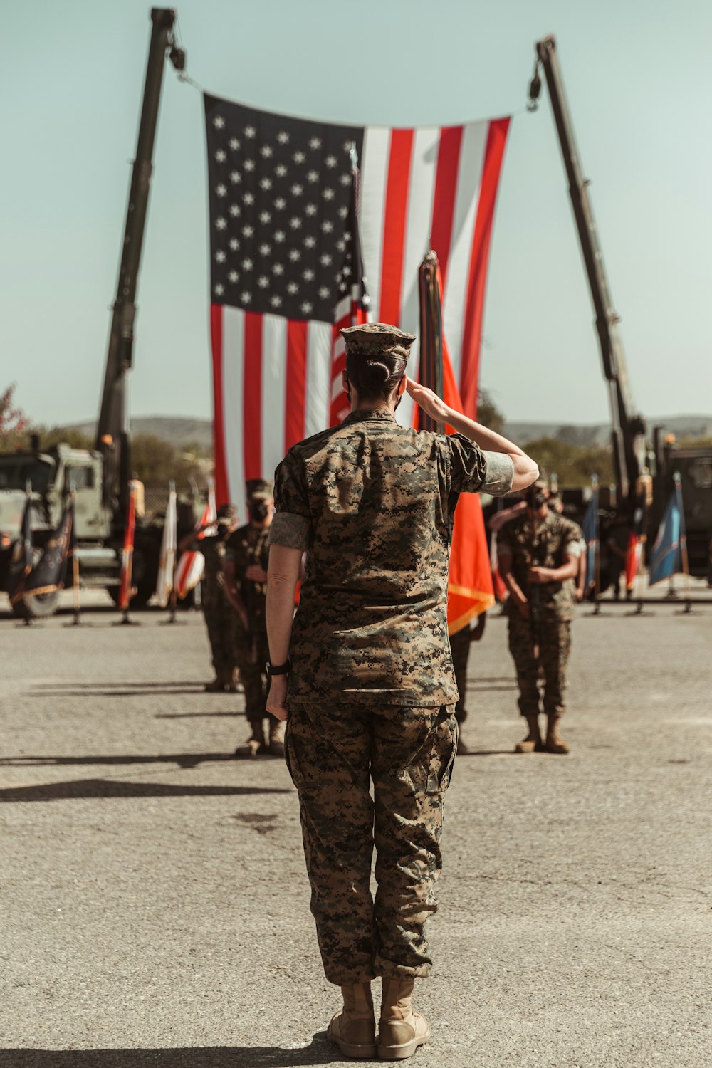 Um grupo de pessoas com uniformes militares segurando bandeiras americanas