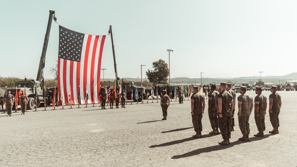 Um grupo de homens em frente a uma bandeira americana