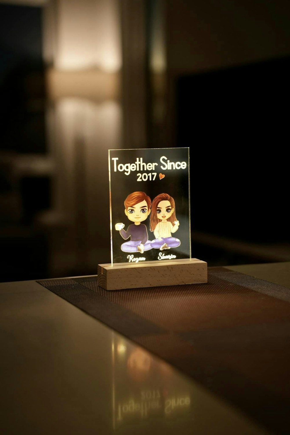 un couple de figurines assis sur une table