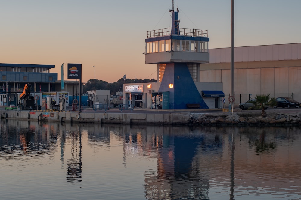 a large body of water next to a building