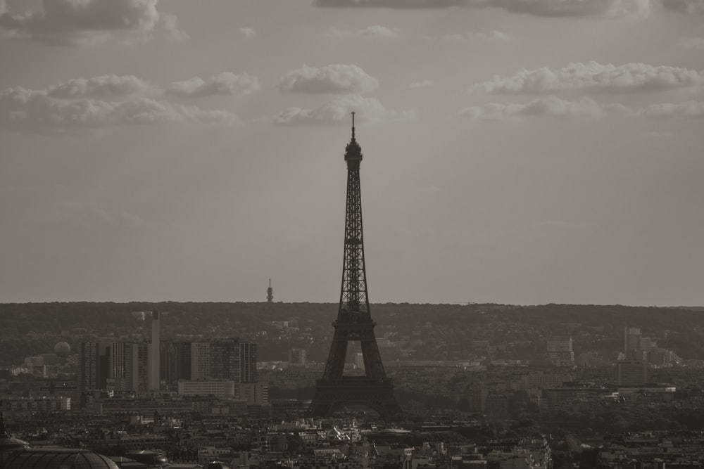 a black and white photo of the eiffel tower