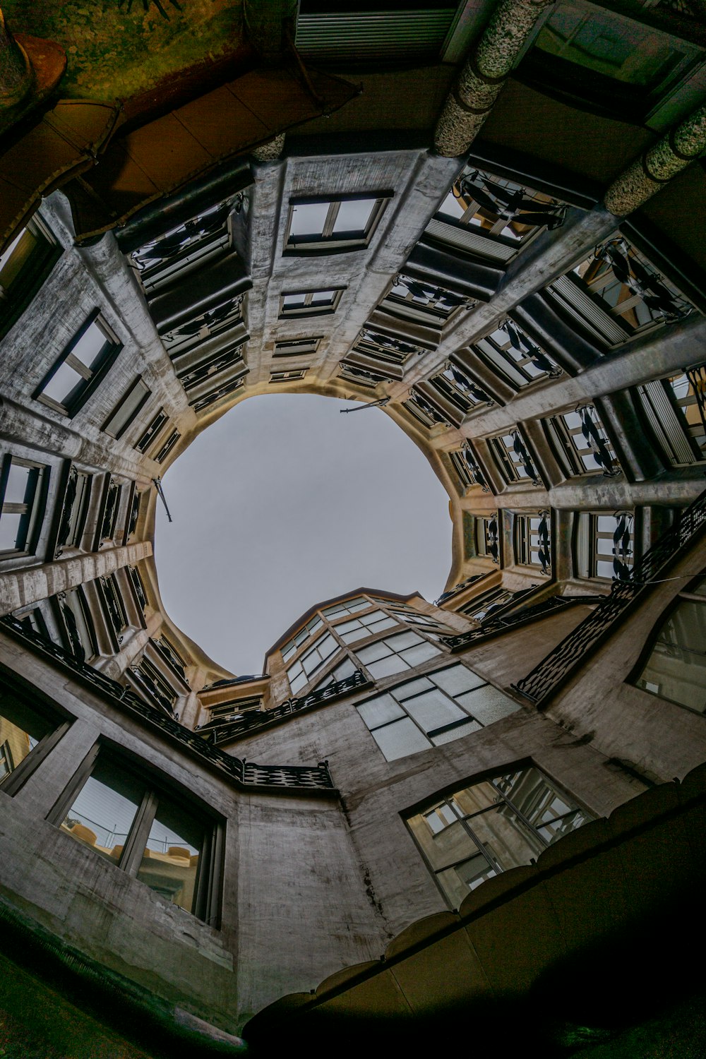 mirando hacia una ventana circular en un edificio