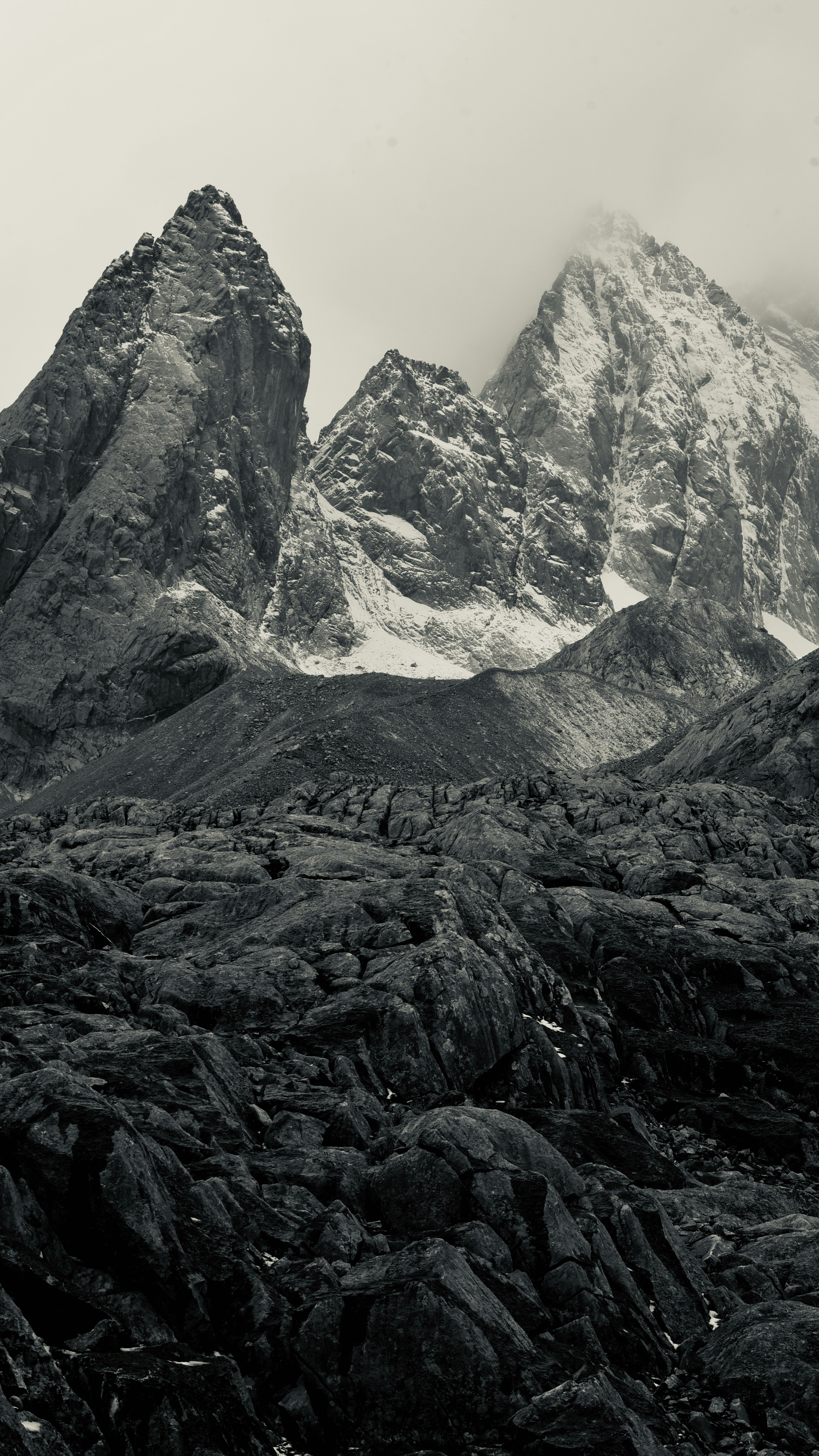 Una foto en blanco y negro de una cadena montañosa