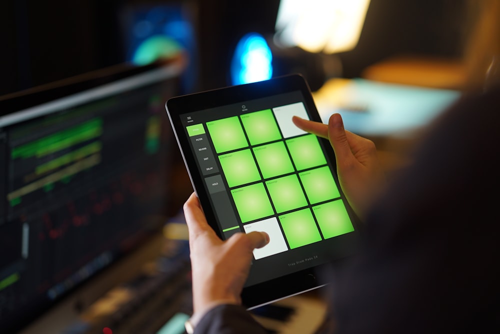 Eine Person spielt ein Spiel auf einem Tablet